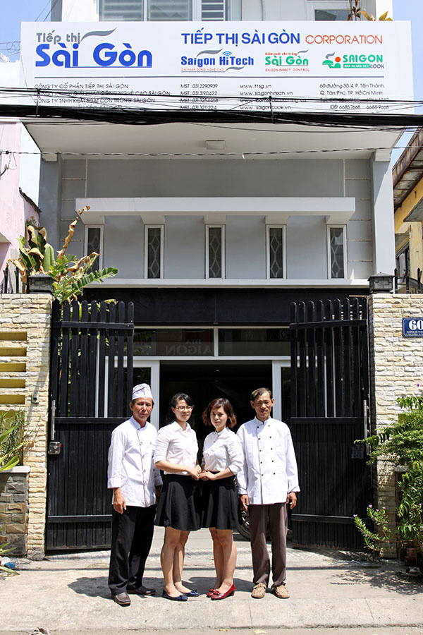 Bếp trường và phụ bếp của Saigon Cook