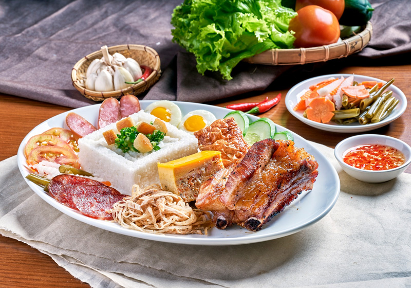 Cơm trưa văn phòng và Suất ăn công nghiệp
