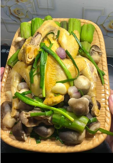 Cách làm món gà hấp lá chanh cải thìa ngon đặt tiệc tại nhà.